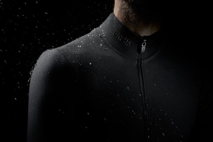 Rapha Pro Team Shadowコレクション 宮澤崇史さんが雨のマヨルカ